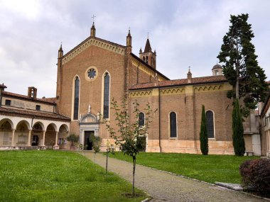 VERONA, İtalya - 27 Ekim 2024: Chiesa di San Bernardino Kilisesi ve İtalya Verona manastırı