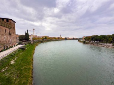 İtalya 'daki Verona şehrinin Adige nehri ve inşaat alanı vinçleriyle manzarası