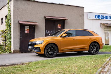 HAVIROV, CZECHIA - 29 Ekim 2023: Orange Audi Q8 4M8 SUV aracı sokağa park edildi