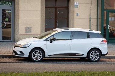 OSTRAVA, CZECHIA - 18 ARALIK 2023: White Renault Clio Grandtour arazi arabası caddeye park edildi