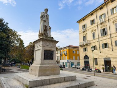 VERONA, ITALY - 28 Ekim 2024: Verona, İtalya Piazza Pradaval kasaba meydanında Michele Sanmicheli 'nin heykeli