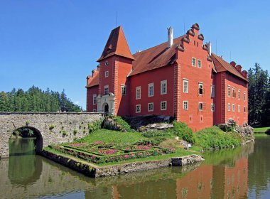 Güney Bohemya 'daki Cervena Lhota kalesi, göletli Sumava
