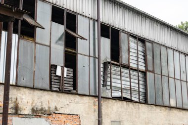 Avrupa 'daki eski sanayi binasının tahrip edilmiş ve kırılmış camları