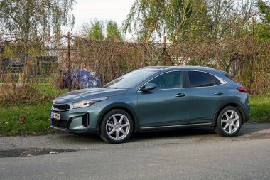 OSTRAVA, CZECHIA - 9 Kasım 2023: Kia XCeed CD çapraz arabası büyük alaşımlı tekerlekleri olan caddeye park etti