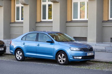 OSTRAVA, CZECH REPUBLIC - 28 Eylül 2023: Mavi Çek Skoda Rapid kaldırma aracı sokağa park edildi