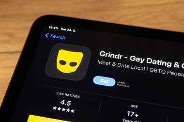 OSTRAVA, CZECHIA - 24 Eylül 2024: Grindr gay flört mobil uygulaması kurulmak üzere Apple uygulama mağazası