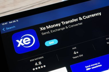 OSTRAVA, CZECHIA - 28 Eylül 2024: Ucuz para transferleri için XE Para transferi ve Para Birimi hizmetleri web sitesi
