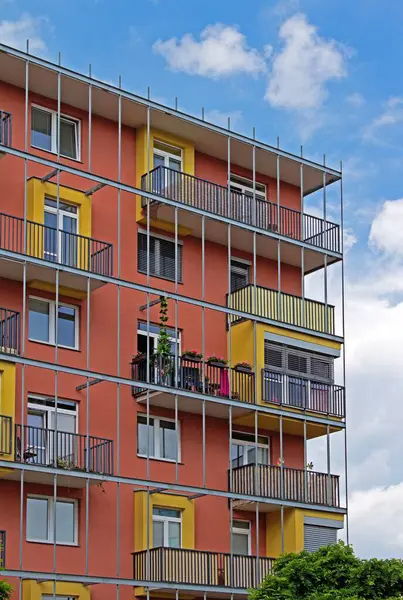 Modern daireler ve balkonları ve kırmızı duvarları olan evler