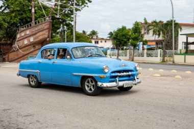 VARADERO, CUBA - 30 AĞUSTOS 2023: Mavi Plymouth Cranbrook 1953 model Karayipler, Küba, hareket bulanıklığı