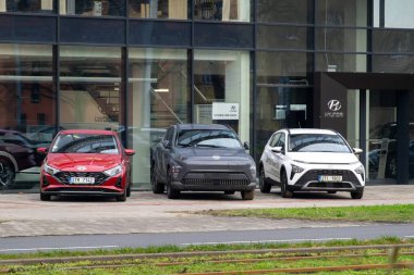 OSTRAVA, CZECHIA - 16 ARALIK 2023: Çek Cumhuriyeti 'ndeki bayilikte Hyundai arabaları, i20, elektrik Kona ve Bayon