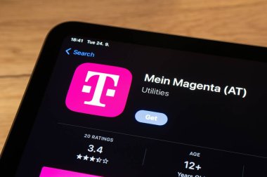 OSTRAVA, CZECHIA - 24 Eylül 2024: Telekomünikasyon taşıyıcısının Mein Magenta T-Mobile mobil uygulaması ile Apple uygulama mağazası