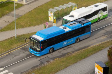 HAVIROV, CZECH Cumhuriyet - 29 Aralık 2023: Havirov, Çek Cumhuriyeti 'nde Iveco Caddesi ve SOR BN12 CNG otobüsleri, hareket bulanıklığı etkisi