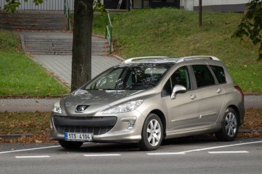 HAVIROV, CZECHIA - 6 ECTOBER 2023: Peugeot 308 T7 SW özel aracı sokağa park edildi