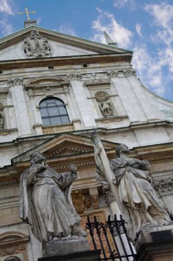 Krakow, Polonya 'da Aziz Peter ve Paul Kilisesi önünde iki heykel
