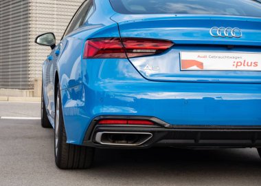 PRESOV, SLOVAKIA - 29 Ekim 2023: Blue Audi A5 Sportback F5 bar arabası bayiliğin önüne park edilmiş, arka manzara