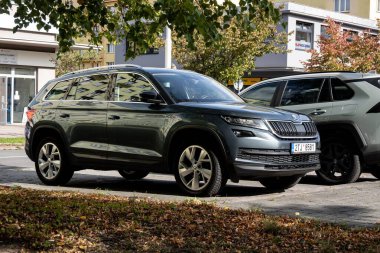 OSTRAVA, CZECH Cumhuriyet - 4 Ekim 2023: Koyu mavi Skoda Kodiaq SUV aracı sokağa park edildi