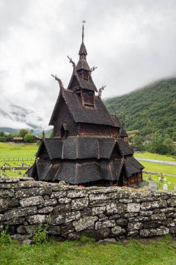 BORGUND, NORWay - 13 AĞUSTOS 2016: Norveç 'te Borgund kilisesi (stavkyrkje) turistlerle dolu, dikey görüntü
