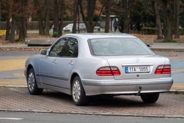 OSTRAVA, CZECHIA - 21 Aralık 2022: Gümüş Mercedes-Benz E-Sınıfı W210 lüks araba sokağa park edildi