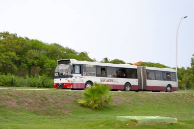 VARADERO, CUBA - 31 Ağustos 2023: Varadero 'daki Transmetro toplu taşıma şirketinin Volvo Berkhof Duvedec B10M-6X2-ARTT otobüsü, hareket bulanıklığı