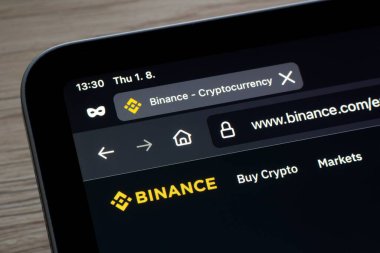 OSTRAVA, CZECHIA - 1 Ağustos 2024: Elektronik aygıt, tablet üzerinde Binance şifreleme takası web sitesi