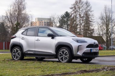 HAVIROV, CZECHIA - 26 Ocak 2024: Gümüş Toyota Yaris Cross XP210 hatchback arabası