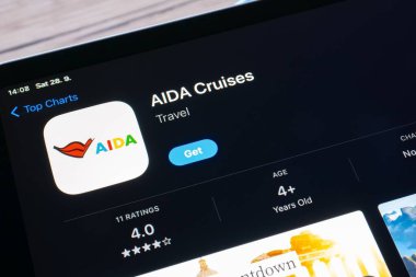 OSTRAVA, CZECHIA - 24 Eylül 2024: Alman AIDA Cruises seyahat gemilerini izlemek için mobil seyahat uygulamaları içeren Apple uygulama mağazası