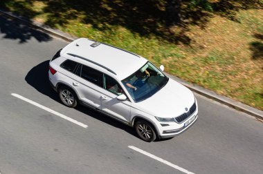 OSTRAVA, CZECH Cumhuriyet - 6 AĞUSTOS 2023: Beyaz Skoda Kodiaq SUV, güçlü hareket bulanıklığı etkisi, üst görünüm