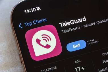 OSTRAVA, CZECHIA - 23 Kasım 2024: TeleGuard özel haberci uygulaması kurulacak olan Apple uygulama mağazası