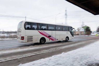 PETRVALD, CZECHIA - JANUARY 12, 2024: Midibus toplu taşıma şirketinin beyaz otobüsü, Man Lions Coach R07