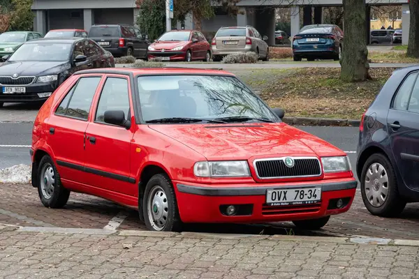 OSTRAVA, CZECH REPUBLIC - 16 ARALIK 2023: Yüz gerdirmeden sonra kırmızı Çek Skoda Felicia LX