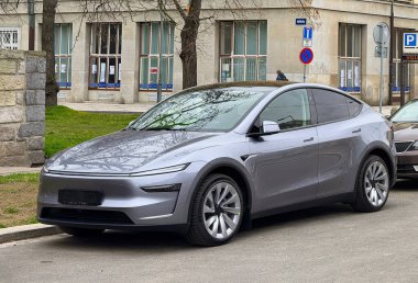 OSTRAVA, CZECHIA - 27 Mart 2023: Gümüş Tesla Model Y Juniper elektrikli SUV, plakasız yeni bir araba