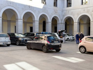 PADOVA, İtalya - 31 Ekim 2024: Padova, İtalya 'da Polizia Locale' nin Lancia Y Hybrid polis arabası
