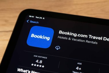 OSTRAVA, CZECHIA - SEPTEMBER 24, 2024: Booking.com mobil seyahat uygulaması ile seyahat, kitap oteli, uçuşlar ve kiralık arabalar