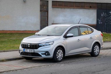 HAVIROV, CZECHIA - 28 ARALIK 2023: Dacia Logan III Sedan arabası caddeye park edildi