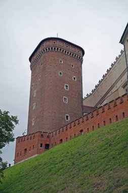 Wawel Kalesi 'nin Kırmızı Tuğlalı Duvarı Baszta Senatorska, Krakow, Polonya, bulutlu hava