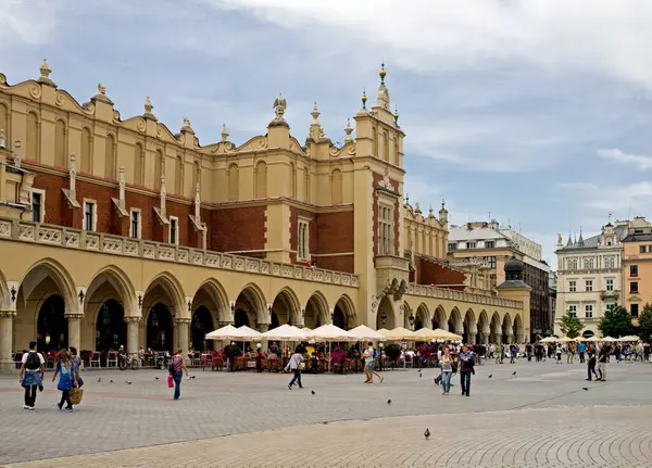 KRAKOW, POLAND - 12 Ağustos 2011: Polonya 'nın Krakow kentindeki Sukiennice mağaza kompleksi