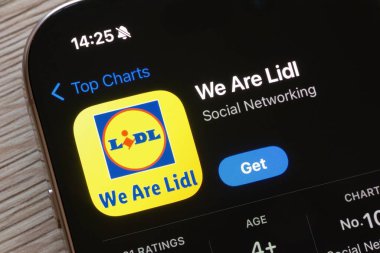 OSTRAVA, CZECHIA - 23 Kasım 2024: Mobil uygulamalı Apple uygulama mağazası iOS aygıtına yüklenecek