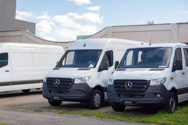 OSTRAVA, CZECHIA - 21 EYLÜL 2023: Mercedes-Benz Sprinter panelvanları satılmaya hazır olarak galeride sunuldu