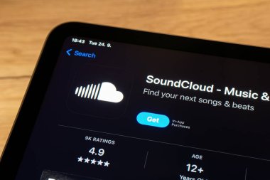 OSTRAVA, CZECHIA - 24 ARALIK 2024: Soundcloud müzik ve iOS akıllı telefonunda çalışan mobil uygulamalı Apple uygulama mağazası
