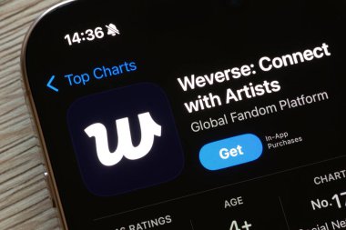 OSTRAVA, CZECHIA - 23 Kasım 2024: Weverse müzik mobil uygulamalı Apple uygulama iOS akıllı telefonu