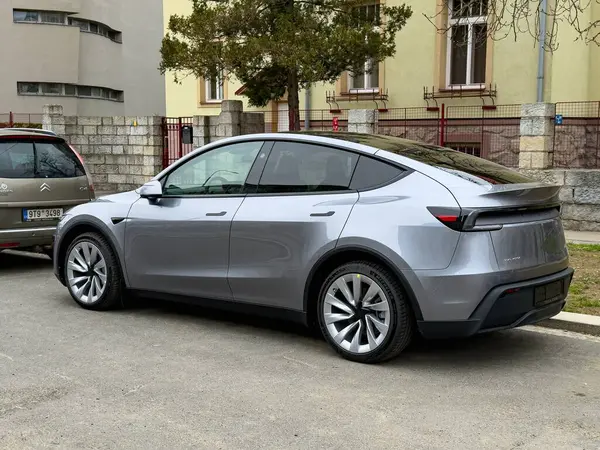 OSTRAVA, CZECHIA - 27 Mart 2023: Gümüş Tesla Model Y Juniper elektrikli SUV, plakasız, dikiz görüşlü yeni bir araba
