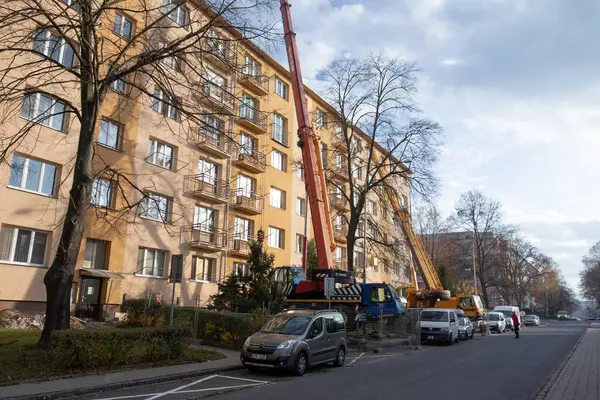 OSTRAVA, CZECHIA - 20 NOVEMBER 2019: Çek Cumhuriyeti 'nde eski apartman bloklarına yeni balkon inşaatı Straub şirketi tarafından, caddelerde vinçler
