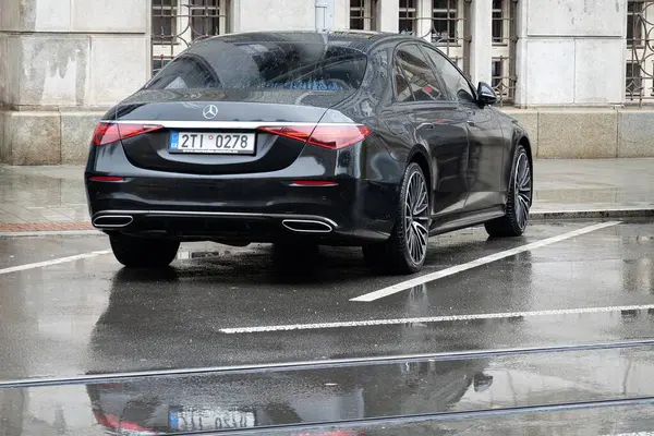 OSTRAVA, CZECHIA - 24 Kasım 2023: Yağmurdan sonra sokağa park etmiş siyah Mercedes-Benz E-Sınıfı W214 sedan