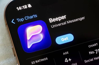 OSTRAVA, CZECHIA - 23 Kasım 2024: iOS aygıtına yüklenecek Çağrı cihazı evrensel haberci uygulaması olan Apple uygulama mağazası