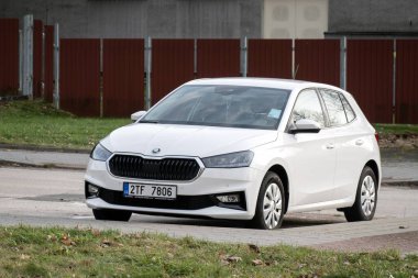 HAVIROV, CZECH Cumhuriyet - 29 ARALIK 2023: Beyaz Skoda Fabia IV aracı sokağa park edildi