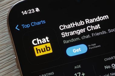 OSTRAVA, CZECHIA - 23, 2024: iOS 'a yüklenmek üzere ChatHub Rasgele Yabancı Sohbet uygulamalı Apple uygulama mağazası