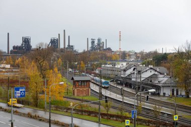 OSTRAVA, CZECH REPUBLIC - 24 Kasım 2023: Yeniden inşa öncesi Ostrava Stred tren istasyonu, arka planda kömür madenleri