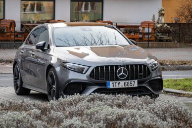 OSTRAVA, CZECHIA - 29 ARALIK 2023 Gri Mercedes-Benz A-Sınıfı Hatchback AMG W177