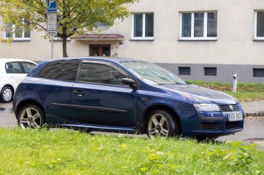 OSTRAVA, CZECHIA - 16 Kasım 2024: Mavi Fiat Stilo hatchback 3 kapılı araba sokağa park edildi