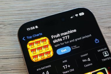 OSTRAVA, CZECHIA - 19 Ocak 2025: Fruit Machine Slot 777 mobil kumarhane uygulamalı Apple uygulama mağazası